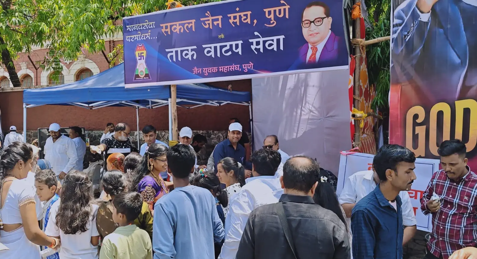 आंबेडकर जयंतीनिमित्त पुण्याच्या सकल जैन संघ यांच्या वतीले २५ हजार ताक पाकिटांचे मोफत वाटप